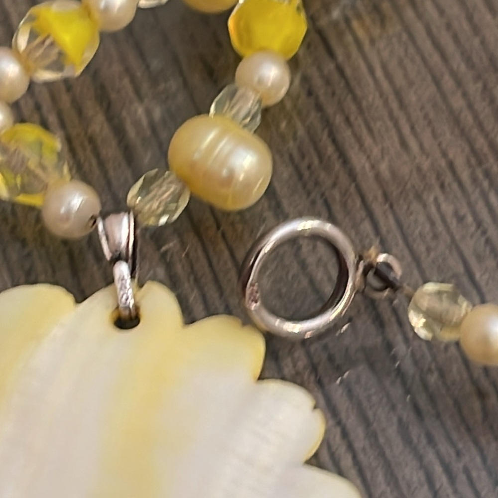 Vintage Yellow Carved Mother of Pearl Flower Pendant & Real Pearl Necklace - Picture 3 of 15